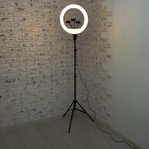 Кольцевая-лампа-45-см-в-помещении